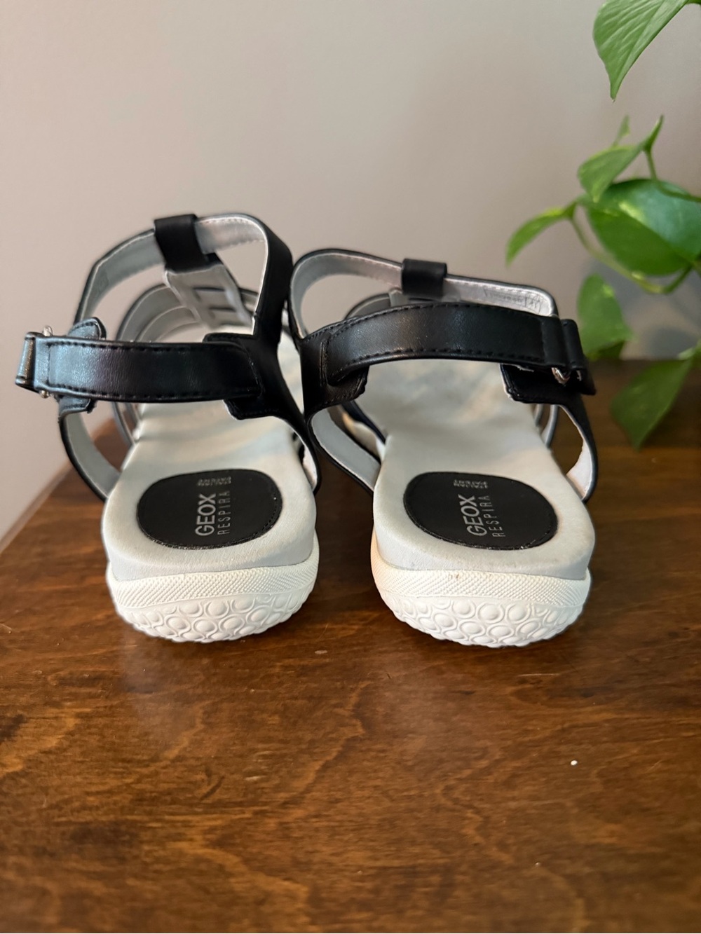 Geox (Italian) Women's Black Adjustable Strap Comfort Sandals. EU 41. US 10/10.5 - Picture 4 of 8